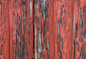Abbläternde verwitterte Farbe auf einer Holzwand