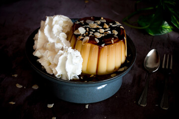 Flan de vainilla con almendras y nata