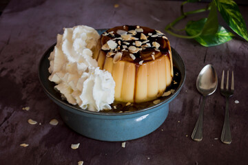 Flan de vainilla con almendras y nata