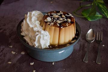 Flan de vainilla con almendras y nata