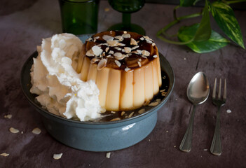 Flan de vainilla con almendras y nata