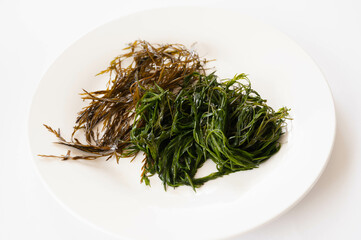 生のアカモクと茹でたアカモク