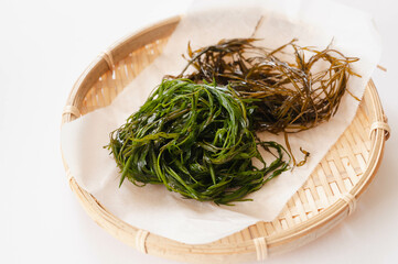 笊にのせた生と茹でたアカモク