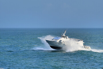 Vedette des îles dans les vagues en Bretagne - France