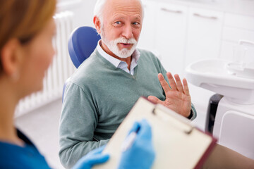 Obraz premium Doctor taking medical records from patient