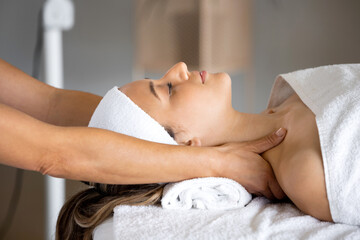 Obraz na płótnie Canvas Crop masseur massaging chest of woman in spa salon