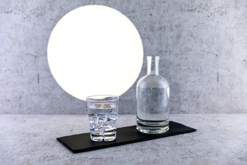 Wasserflasche mit Trinkglas