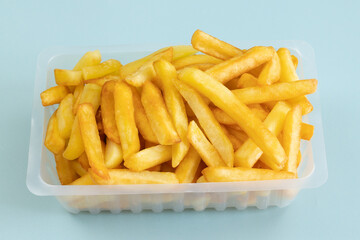 barquette de frites en gros plan
