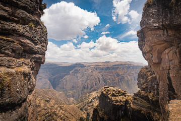 Vista desde plaza principal de PuKa Pukara o Waqra Pukara hacía el cañon del Apurímac.