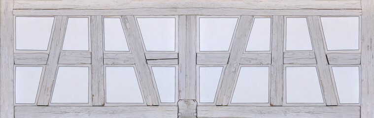 Helles Fachwerk Panorama - hellgraue Holzbalken und weiße Zwischenräume mit aufgemalten Rahmen