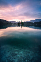 See mit Insel und Kirche zum Sonnenuntergang in Slowenien.