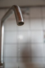 Fließend Wasser aus dem Wasserhahn