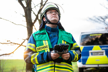Drohnenpilot von Feuerwehr im Einsatz