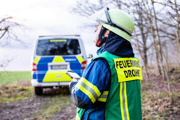 Drohnenpilot von Feuerwehr im Einsatz