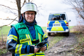 Drohnenpilot von Feuerwehr im Einsatz