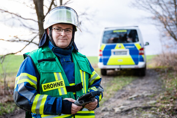 Drohnenpilot von Feuerwehr im Einsatz