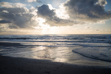 Dramatische Wolken mit Sonne am Meer