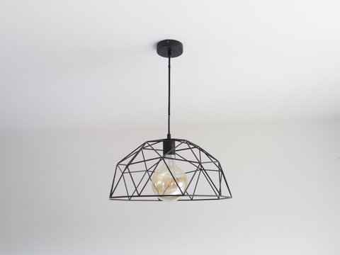 Pendente com l&acirc;mpada de led que simula l&acirc;mpada incandescente.