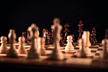 Schachfiguren auf einem Schachbrett mit unterschiedlichen Schärfeebenen