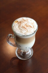 Cappuccino, café com leite, chocolate e canela. Bebida Italiana