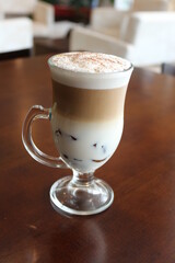 Cappuccino, café com leite, chocolate e canela. Bebida Italiana
