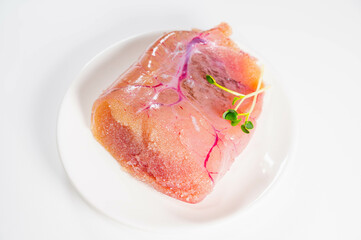白い皿にのせた生たらこ