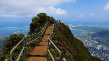 Fototapeten Stairway to Heaven in Oahu, Hawaii © A Beautiful World