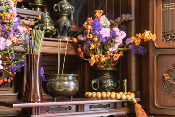 日本のお仏壇　香炉と線香の煙　Incense burner on Butsudan (household Buddhist altar) in Japanese house