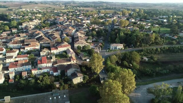 Vue a&eacute;rienne d'Astaffort - village du lot et Garonne - France