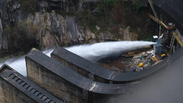 4k vídeo. Liberación de agua a presión en una presa en obras