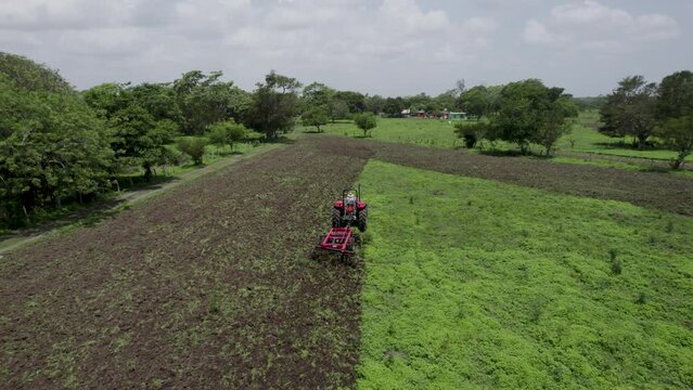 Vuelo de Dron en el campo con un tractor trabajando la tierra en Veracruz M&eacute;xico