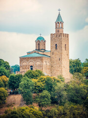 Obraz premium Veliko Tarnovo, Bulgaria - August 2022: View with the Eastern Orthodox Ascension Cathedral located in the famous medieval fortress Tsarevets