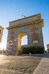 Fototapeta na wymiar Vue en grand angle de l'Arc de Triomphe de Montpellier sous un soleil d'hiver