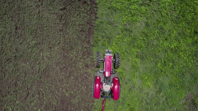 Vuelo de Dron en el campo con un tractor trabajando la tierra en Veracruz M&eacute;xico