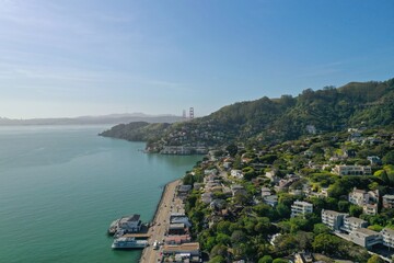 Fototapeta premium Beautiful aerial view of Sausalito and the Golden Gate Bridge in California, USA