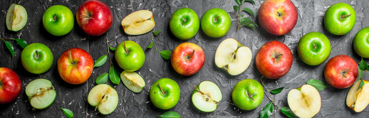 Green and red juicy apples with foliage and Apple slices.