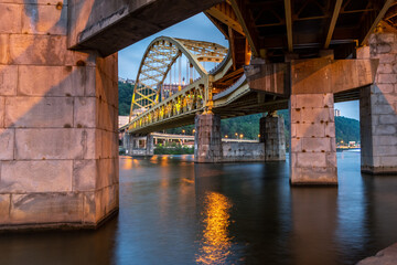 Pittsburgh's Fort Pitt Bridge - obrazy, fototapety, plakaty
