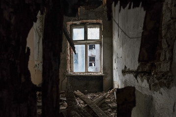 Jedna z kamienic w Warszawie jej wnętrze przed odnowieniem. Bogato zdobiona, stojąca na ulicy złotej 83 © smoku7979