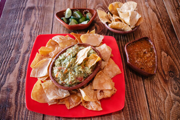 Guacamole con totopos 