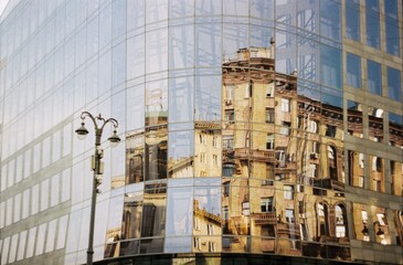 Fototapeta na wymiar building in the city reflection 
