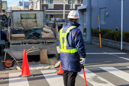 工事現場の交通を誘導する交通誘導員