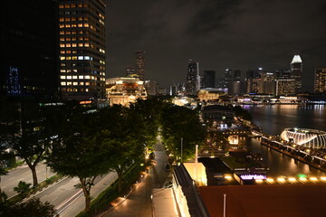 Vue a&eacute;rienne et panoramique de Singapour de nuit