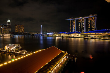 Fototapeta na wymiar Vue aérienne et panoramique de Singapour de nuit