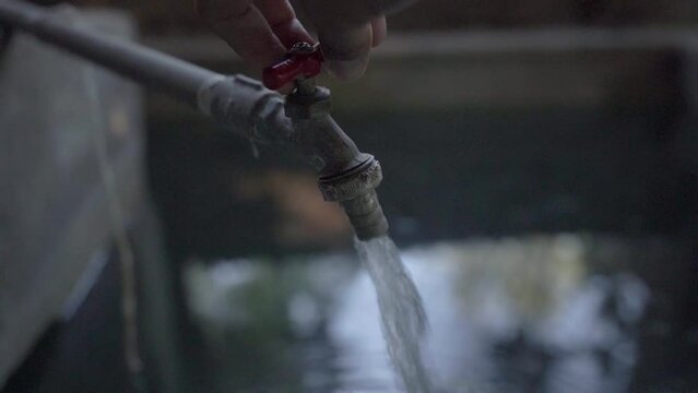 Abriendo grifo llave de agua