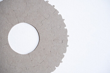 piezas unidas de rompecabezas circular sobre fondo blanco