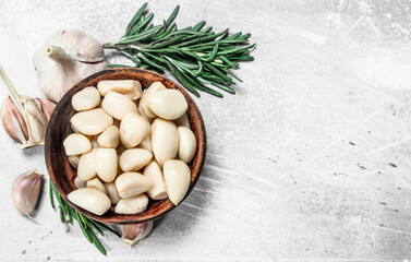 Fototapeta na wymiar Cloves of garlic in a bowl.