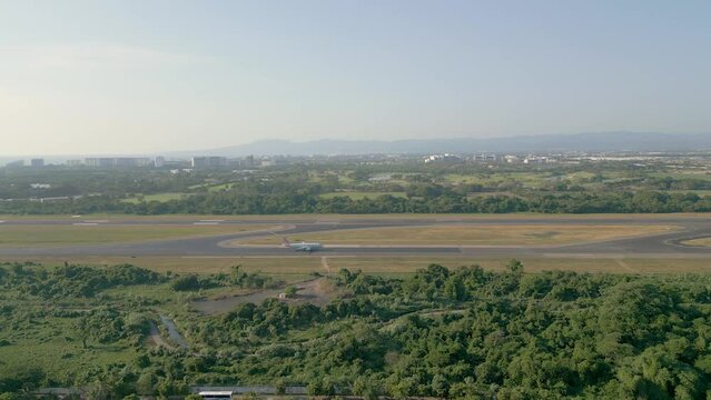 AVI&Oacute;N EN MOVIMIENTO 4K AEROPUERTO INTERNACIONAL DE PUERTO VALLARTA JALISCO M&Eacute;XICO