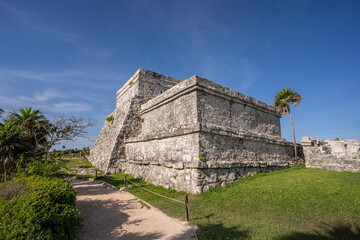 Fototapeta na wymiar The ruins of a beautiful pyramid in the archaeological zone of Tulum in Mexico.