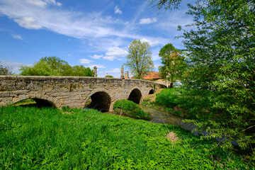 Fototapeta premium Historische Brücke über die Rodach in Seßlach, Landkreis Coburg, Oberfranken, Franken, Bayern, Deutschland
