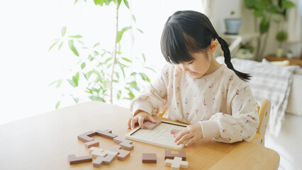 ブロックパズルで遊ぶ5歳の子供